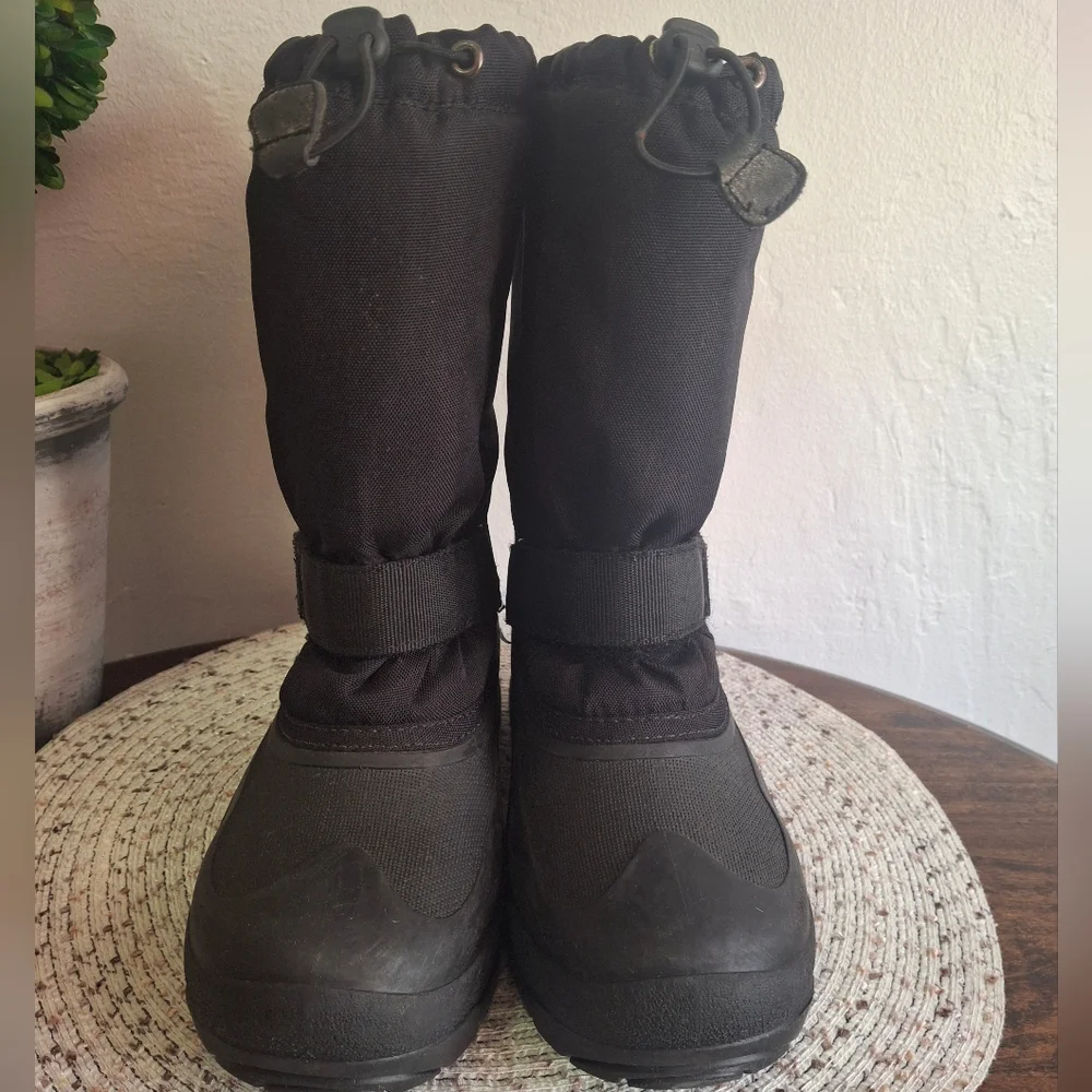 Kid's Kamik Black Insulated Snow Boots Size 6.